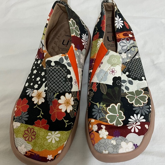 Very cute, nwot, colorful, loafer type shoe. Funky wild colorful - Picture 5 of 7